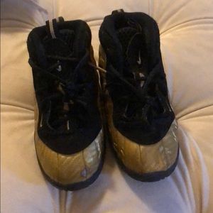 Toddler boy 9c gold foamposite fair condition